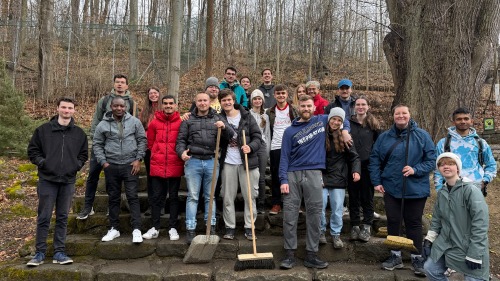 Mladí dobrovolníci pomohli s úklidem zoologické zahrady