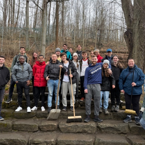 Mladí dobrovolníci pomohli s úklidem zoologické zahrady