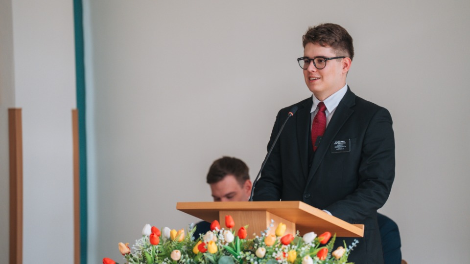 Misionář služby na konferenci