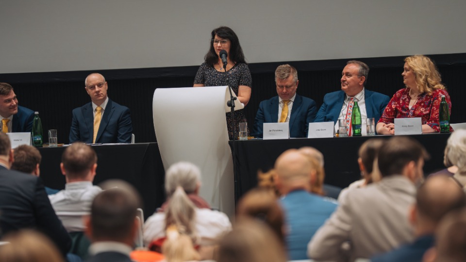 Sestra svědčí na konferenci